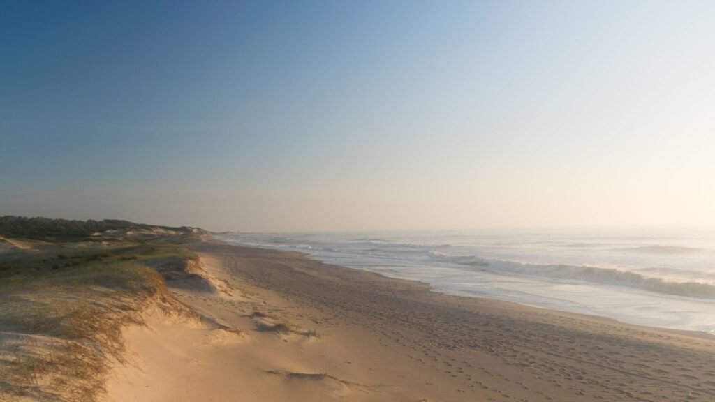 Zandstrand met golven bij Punta del Diablo