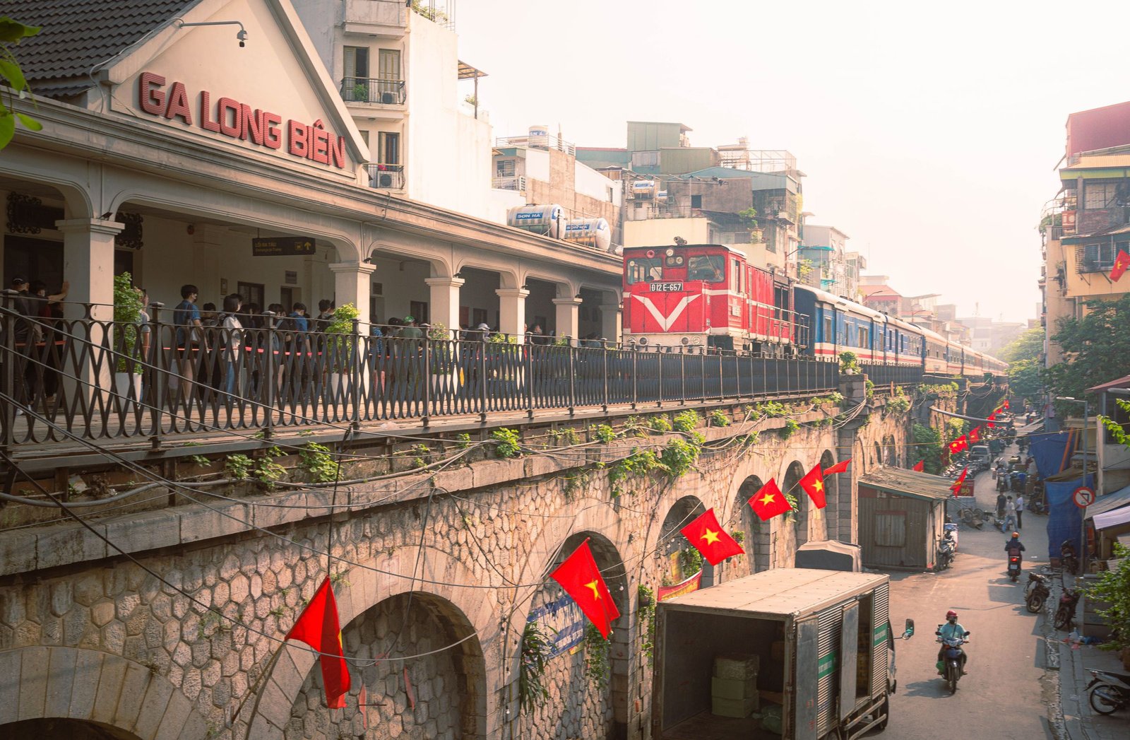 Station Long Bien in Hanoi met een trein