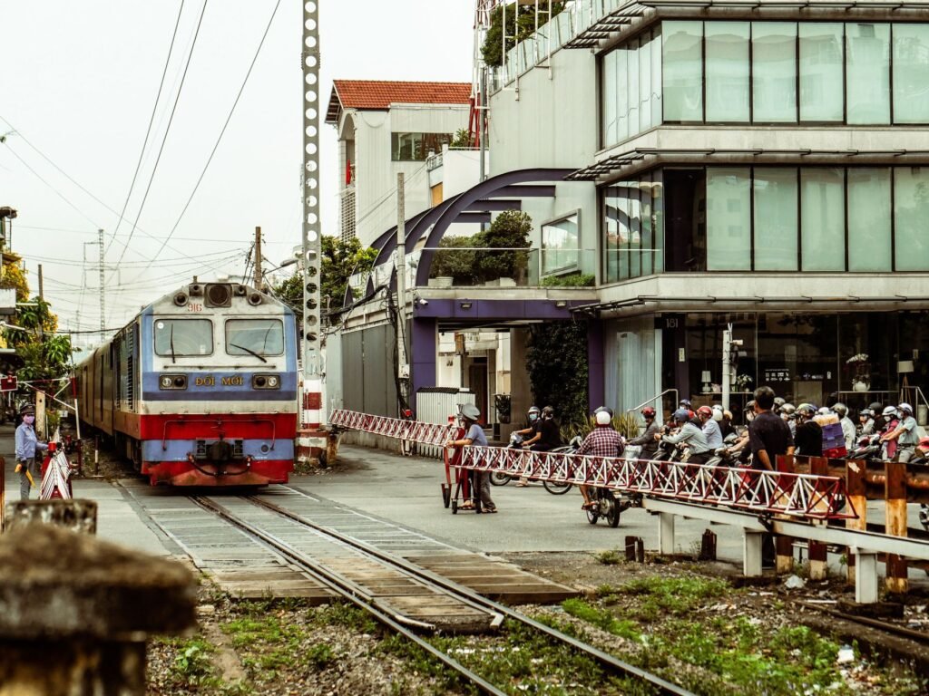 Trein bij een overgang in Ho Chi Minhstad