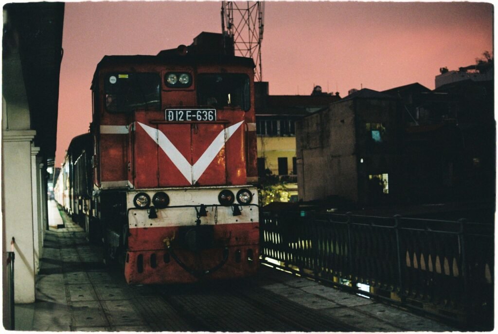 Locomotief bij nacht in Hanoi