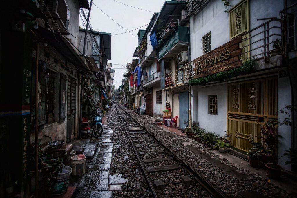 Spoor tussen de huizen in Hanoi