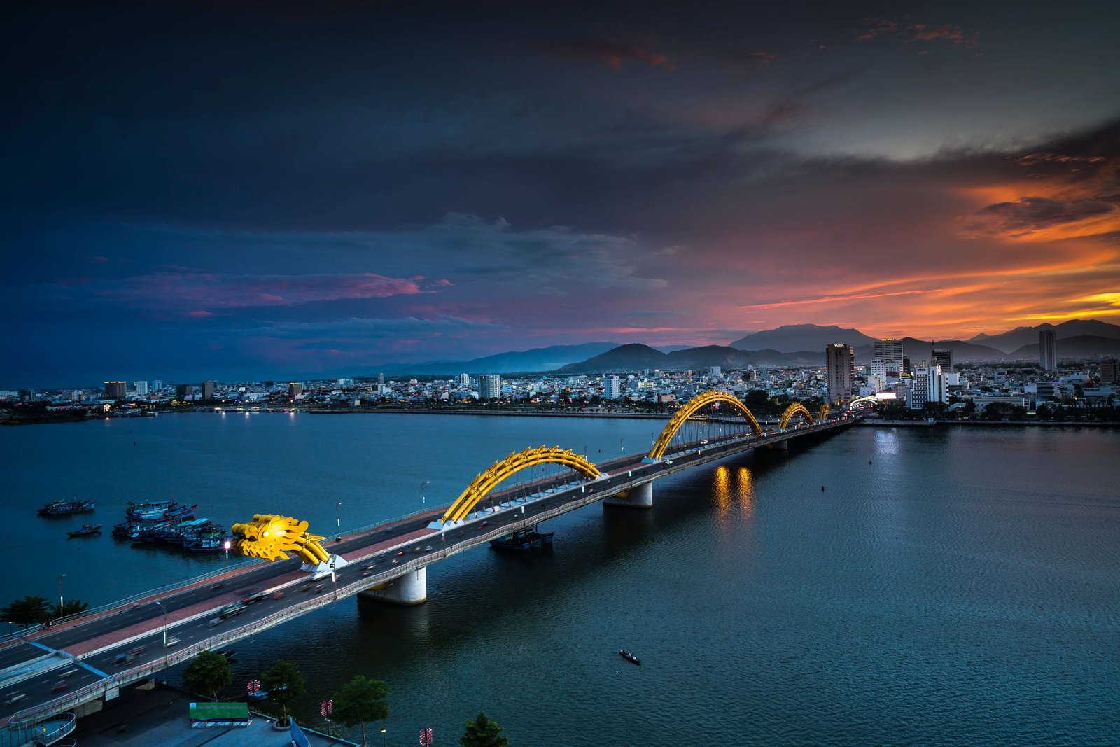 De Draakbrug in Da Nang bij schemering