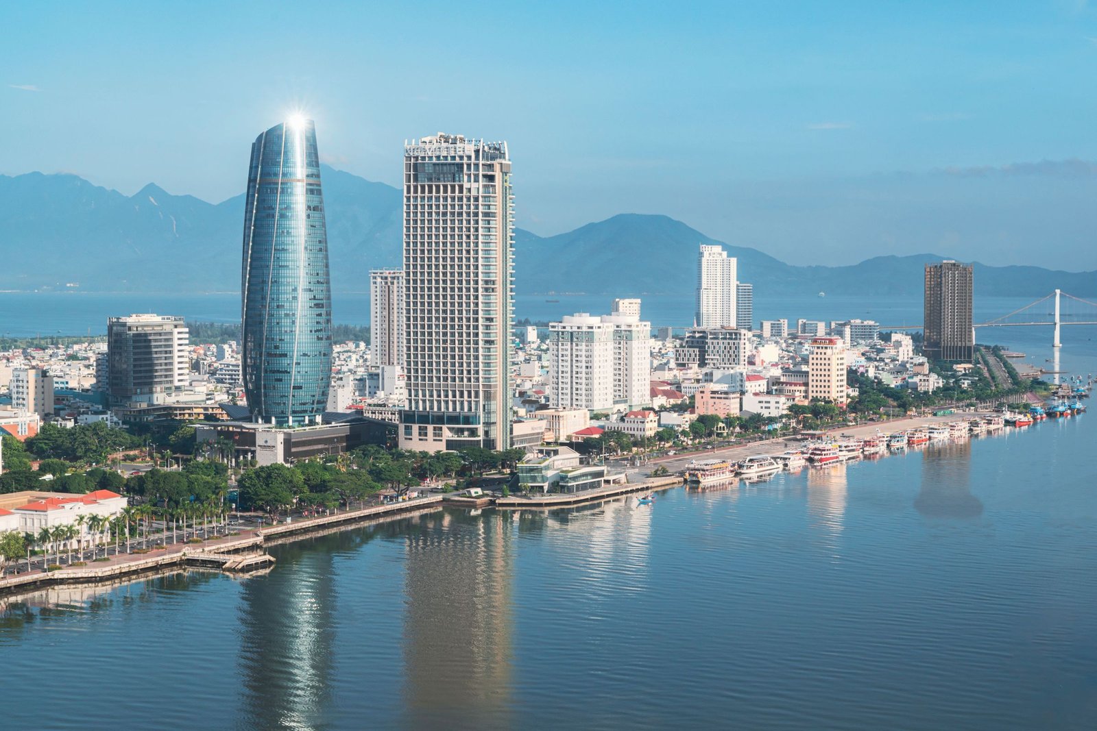 Skyline van Da Nang aan de Han-rivier