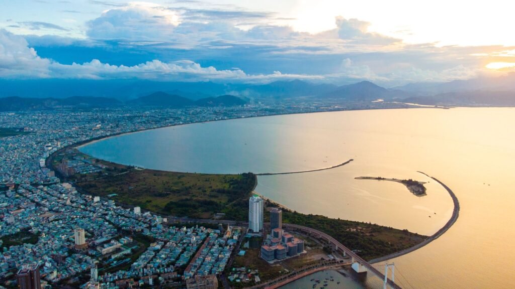 De baai van Da Nang van bovenaf