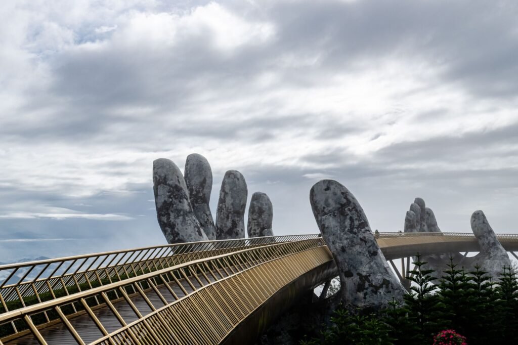 De Golden Bridge met de stenen handen