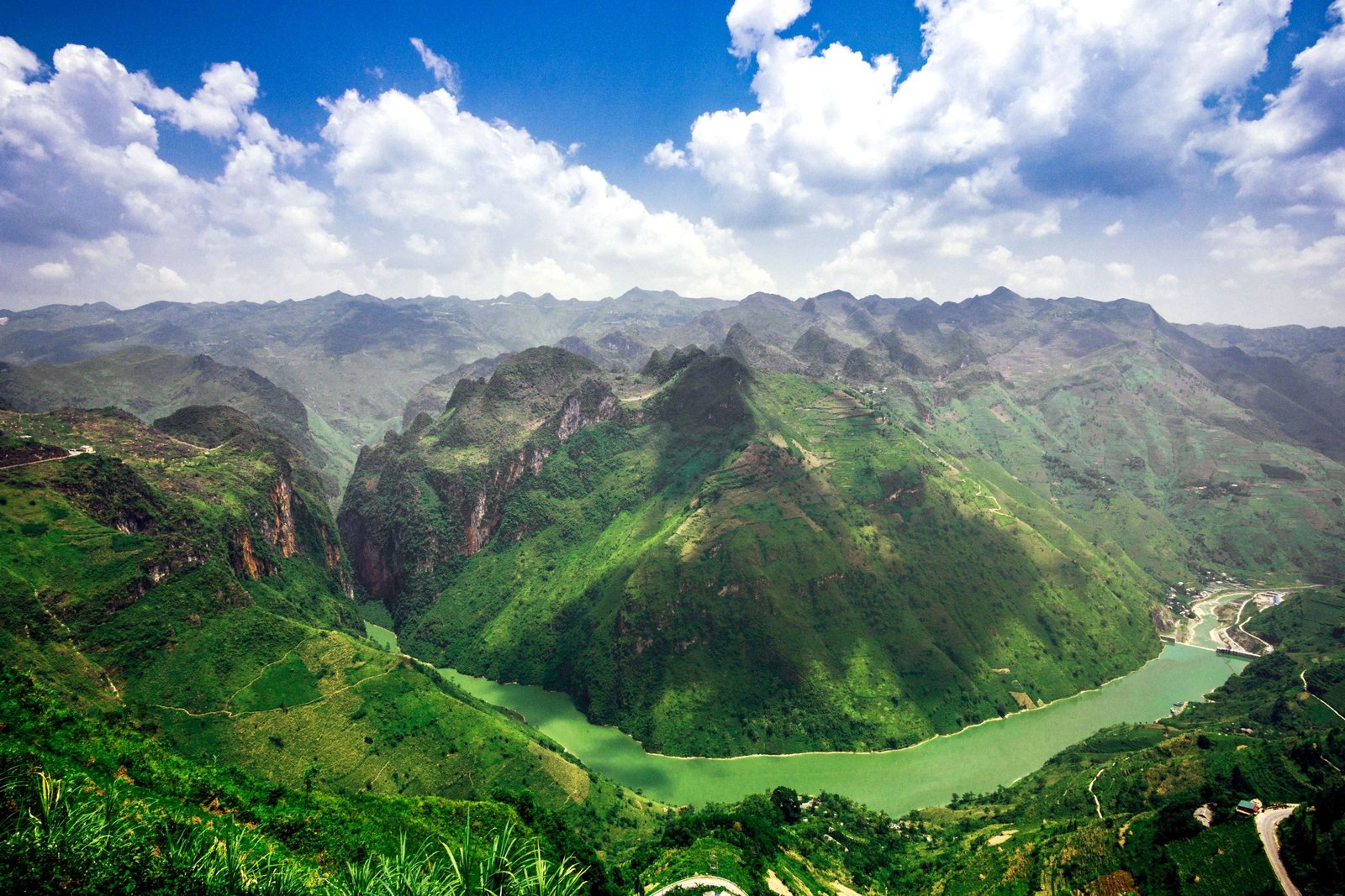 Groene bergen en de Nho Que-rivier bij Ha Giang