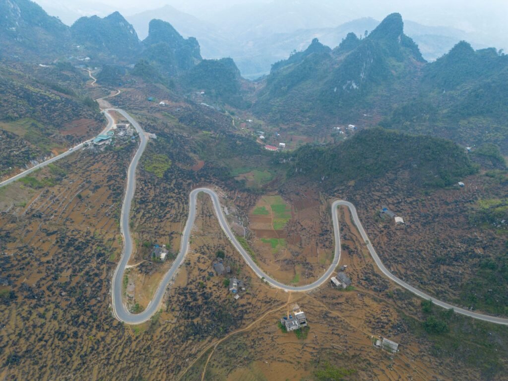 Kronkelende bergweg in Ha Giang
