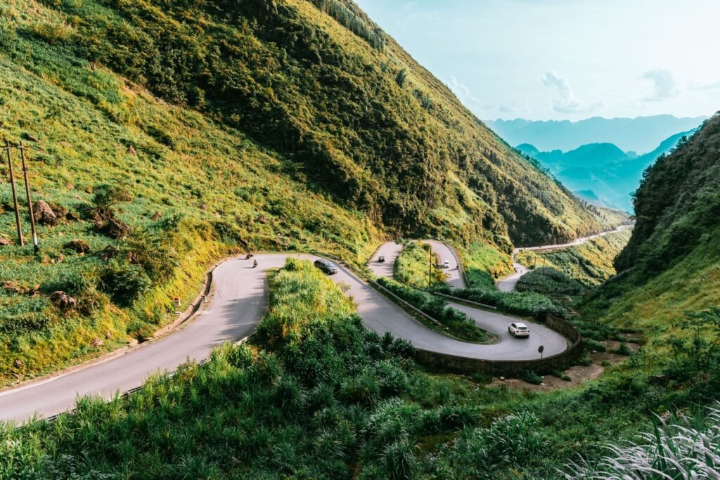 Bochtige weg door de bergen van Ha Giang