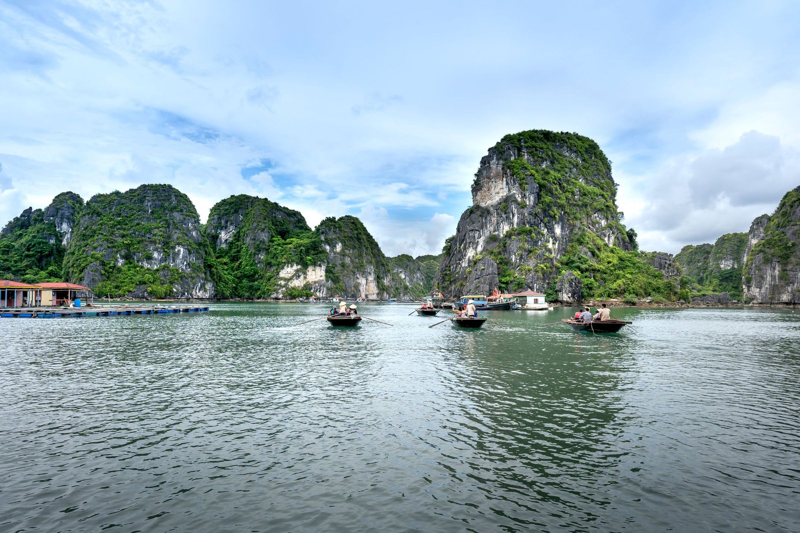 Boten tussen de rotsen van Halong Bay