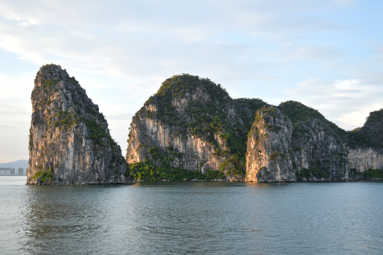 Kalksteenrotsen in Halong Bay