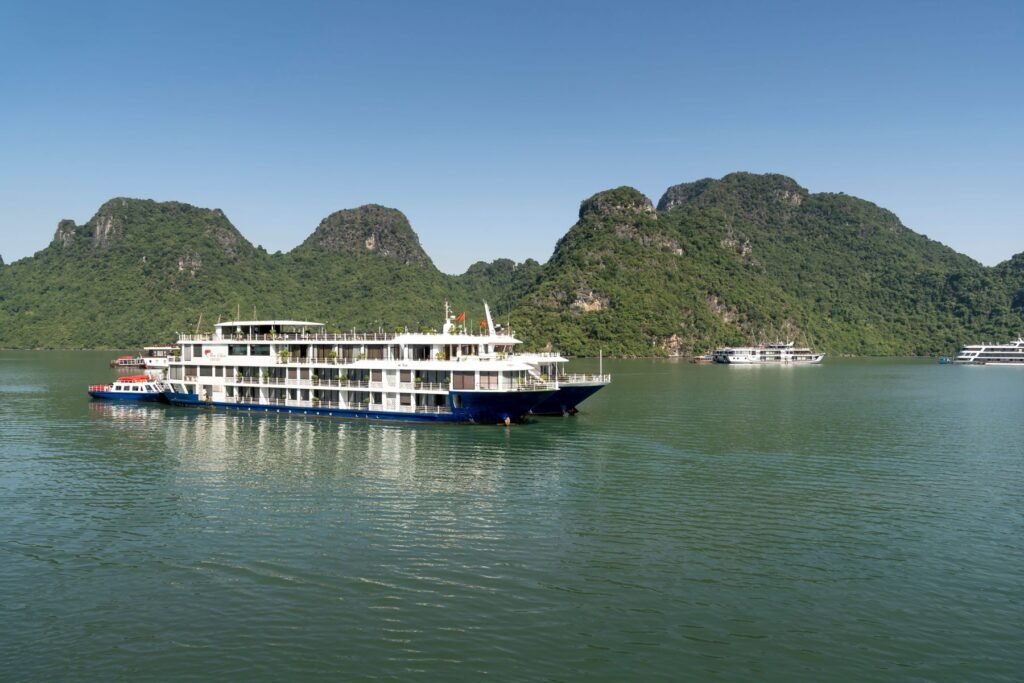Cruiseschip tussen de rotsen van Halong Bay