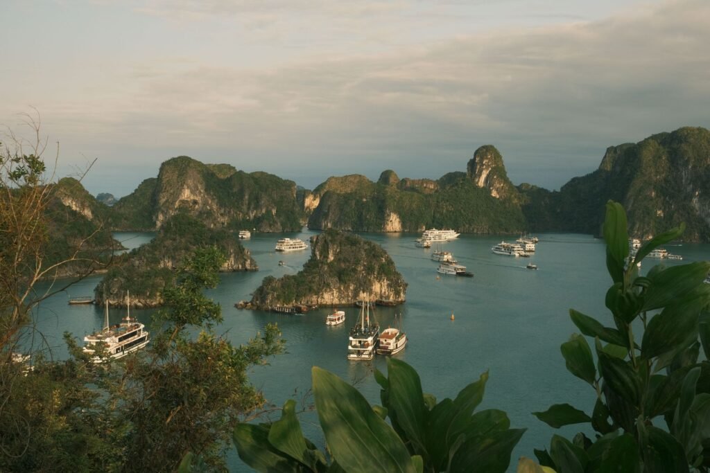 Uitzicht over Halong Bay met boten