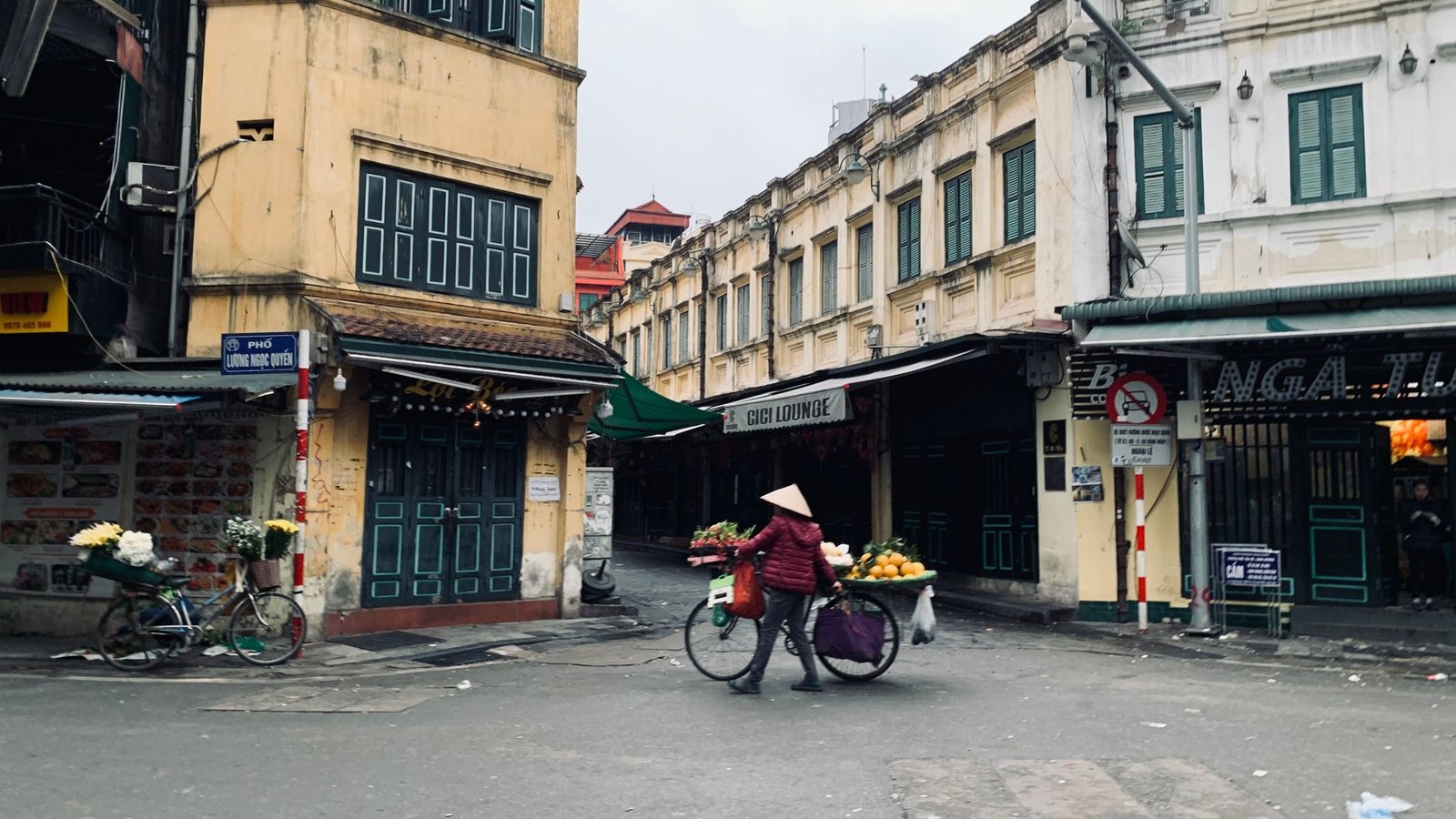 Straathoek in de oude wijk van Hanoi