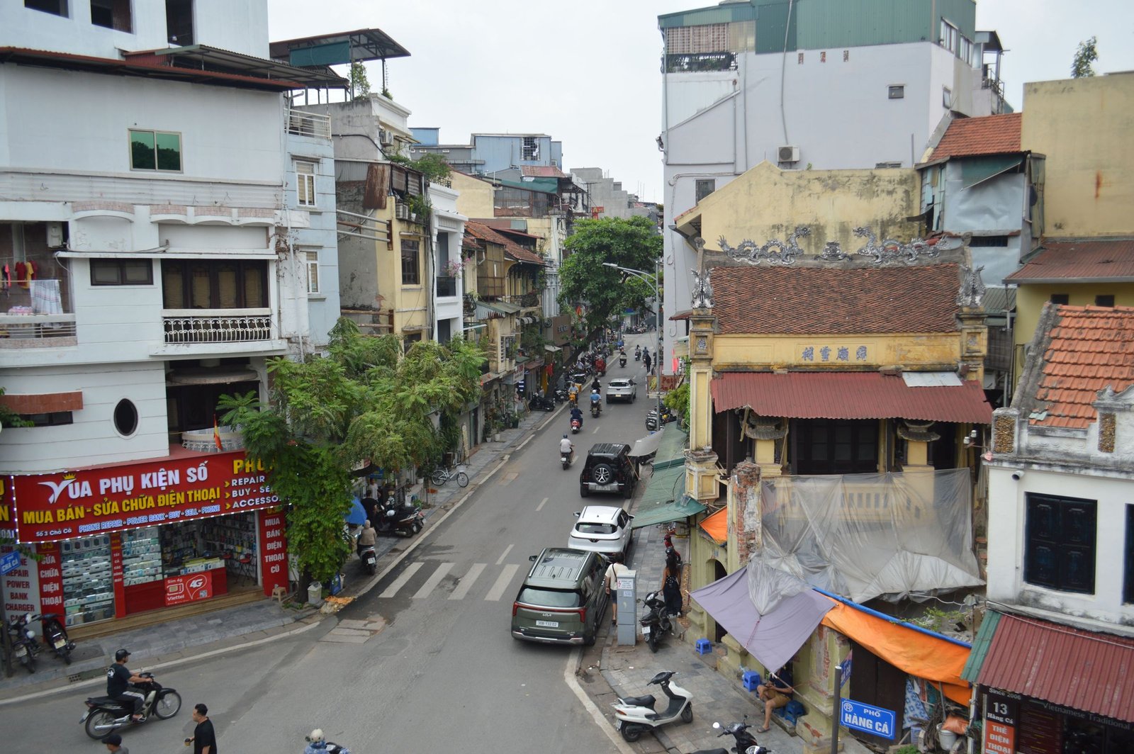 Straat in de oude wijk van Hanoi van bovenaf
