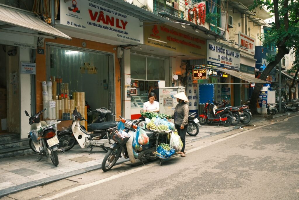 Winkelstraat in de oude wijk van Hanoi