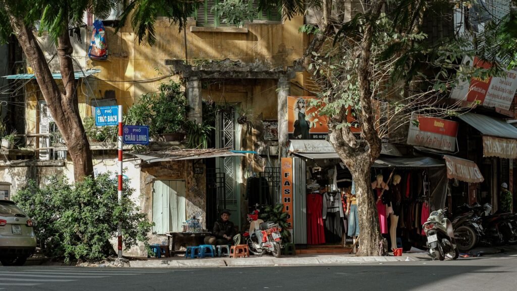Huizen onder de bomen in Hanoi