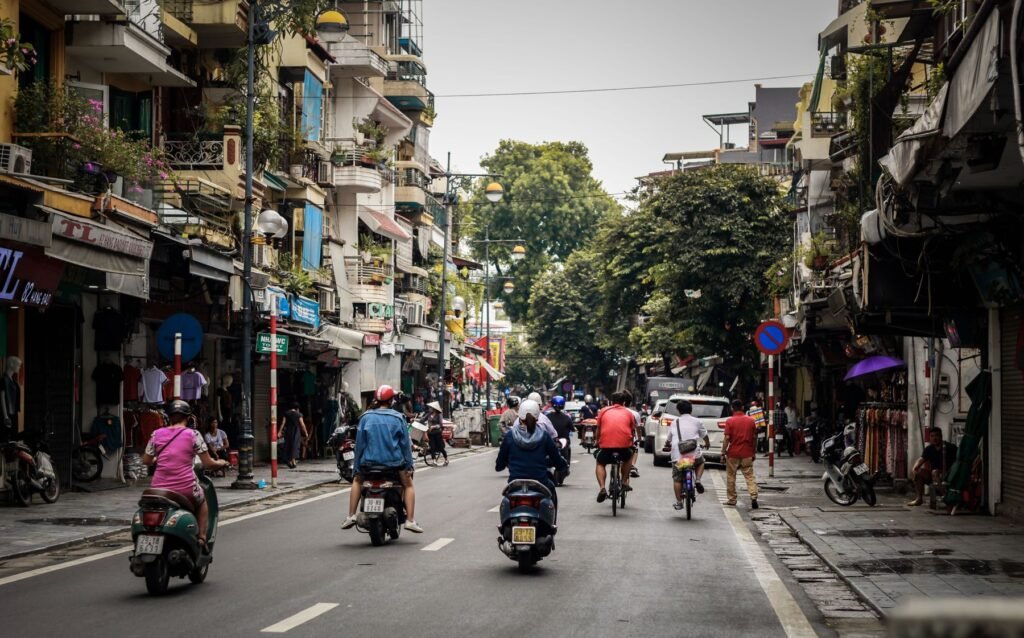 Drukke straat in de oude wijk van Hanoi