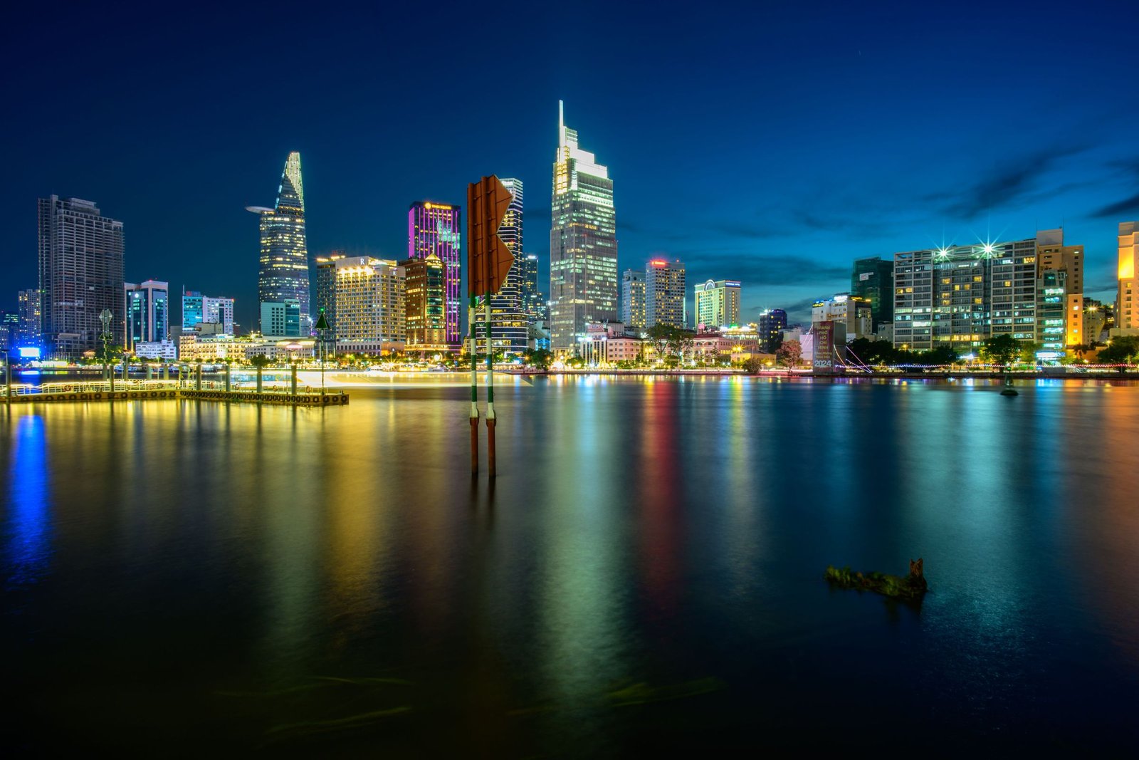Skyline van Ho Chi Minhstad aan de rivier bij nacht