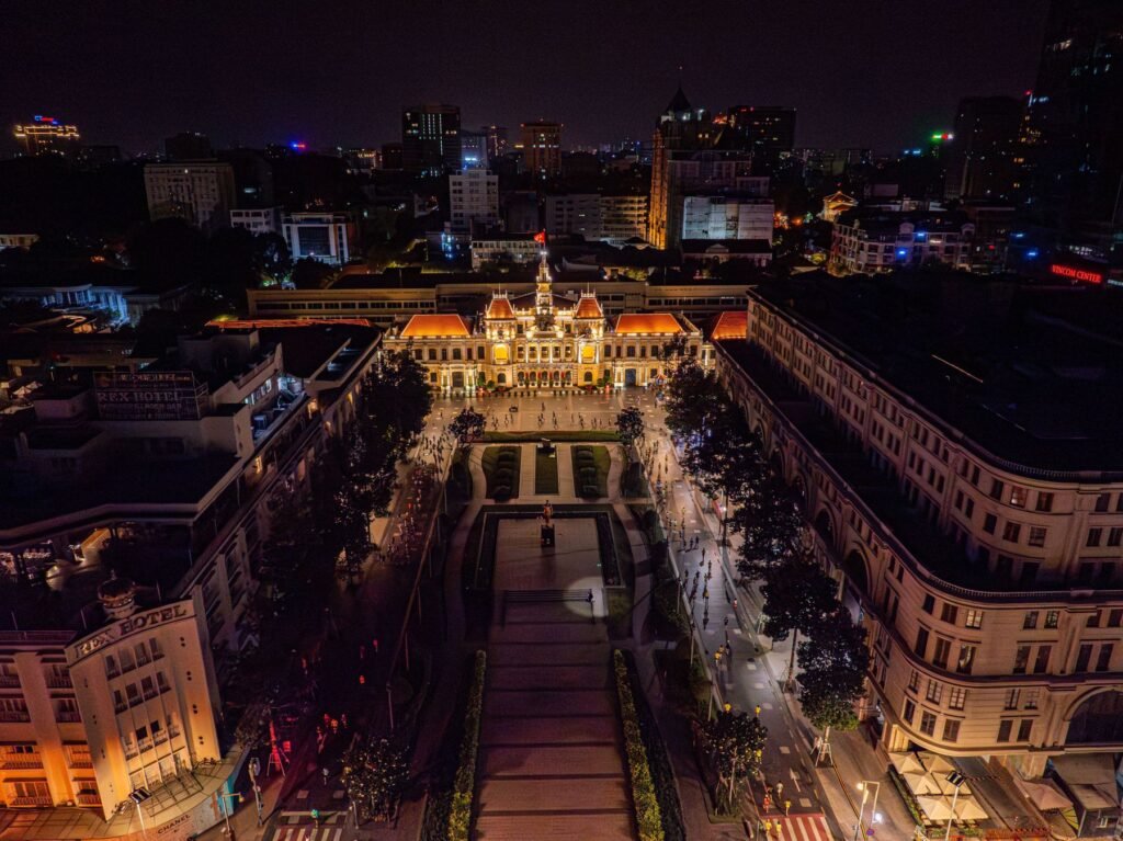 Het stadhuis van Ho Chi Minhstad bij avond