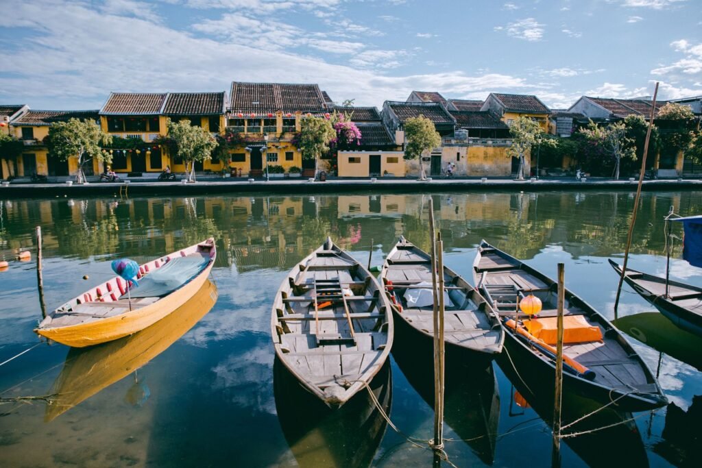 Houten bootjes op de rivier in Hoi An