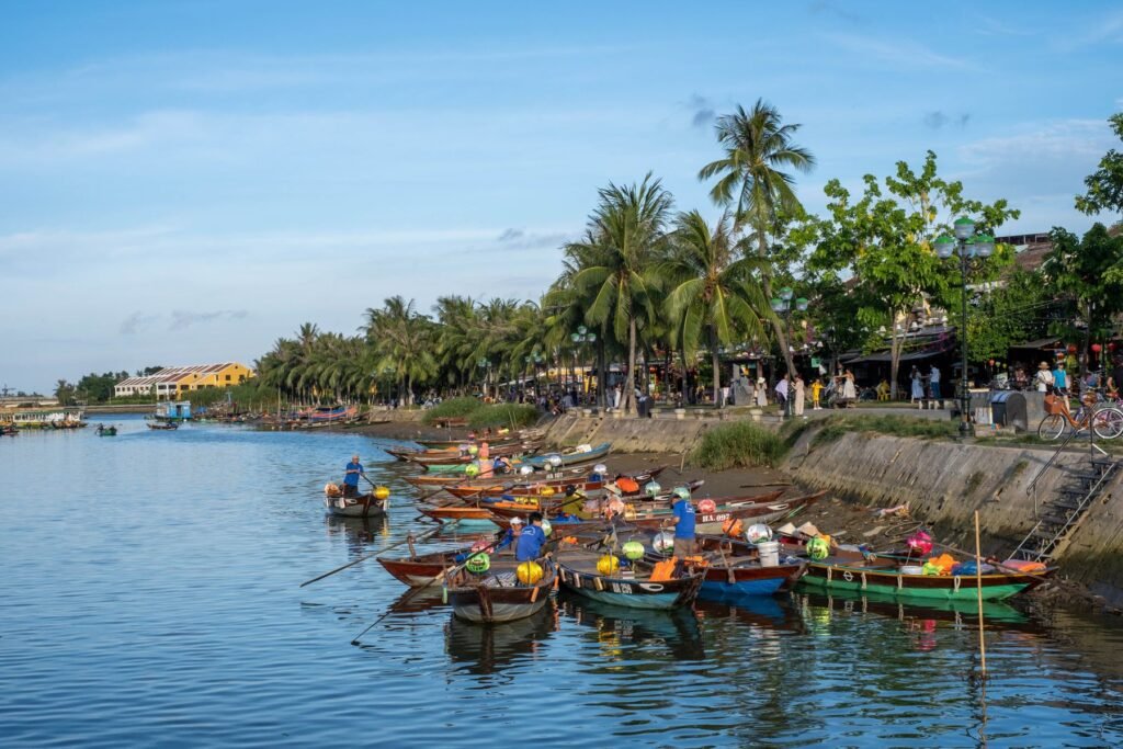 Boten langs de rivieroever in Hoi An
