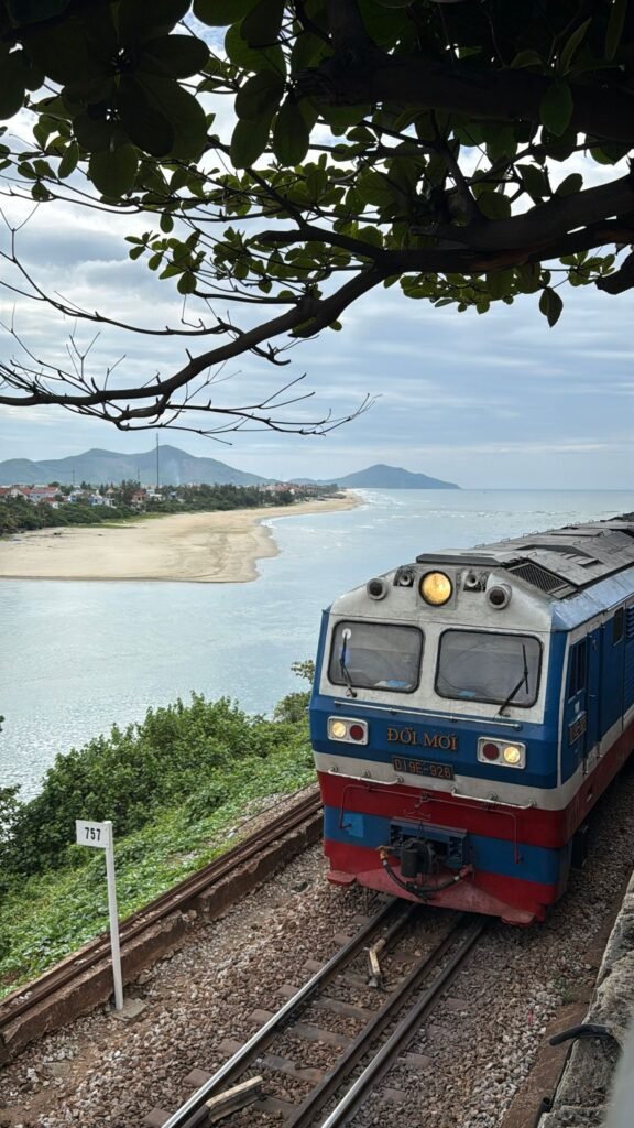 Trein langs de kust van Vietnam