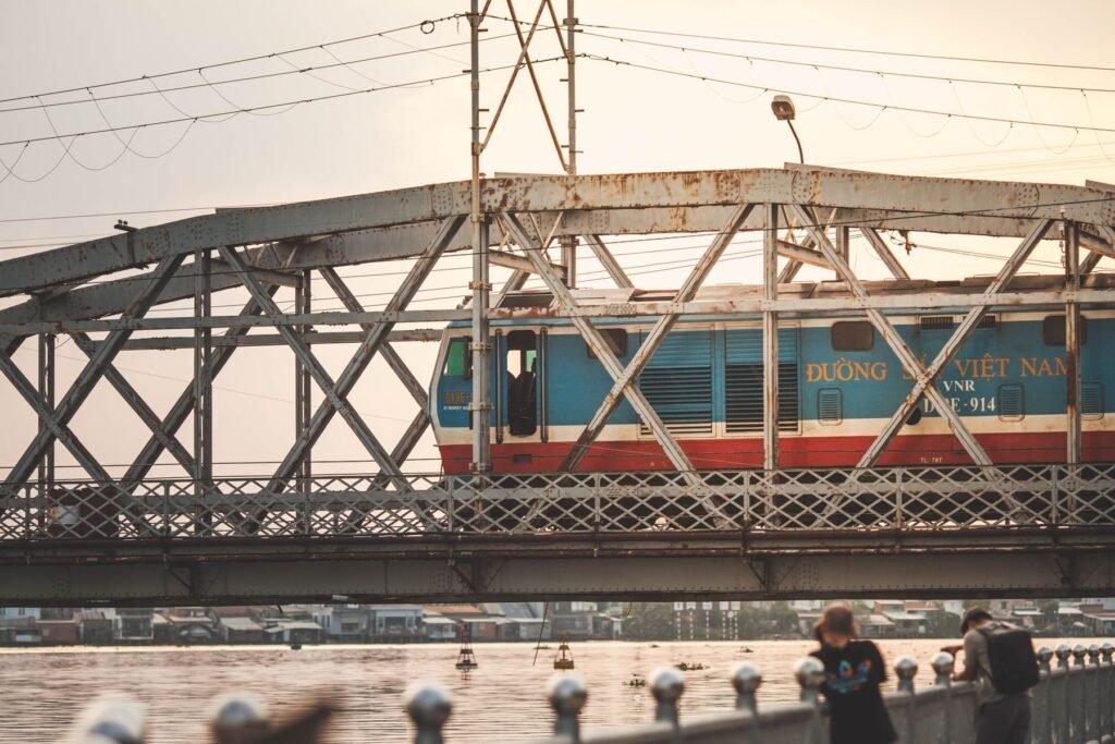 Trein op een stalen brug in Vietnam