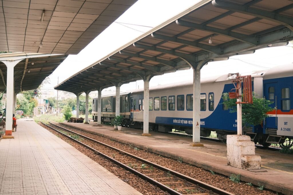 Leeg perron van een station in Vietnam