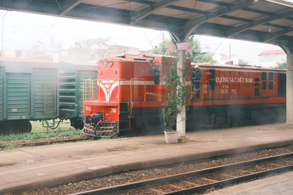 Rode locomotief op een station in Vietnam