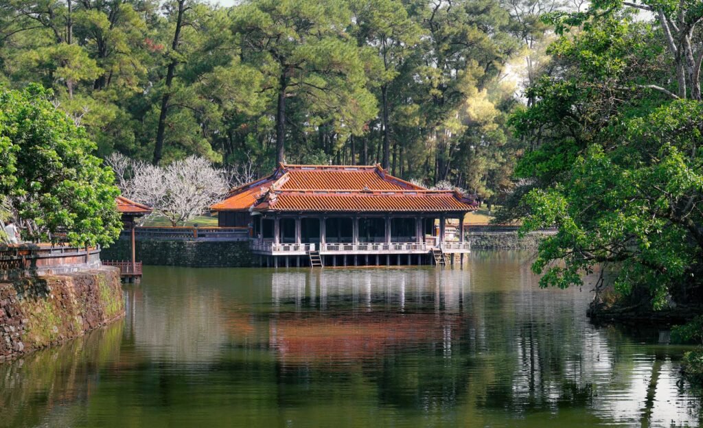 Paviljoen aan het water bij het graf van Tu Duc