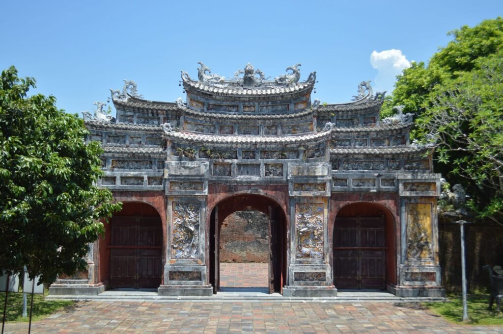 Versierde poort in de citadel van Hue