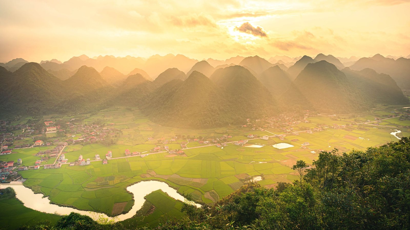 Zonsopkomst boven velden en bergen in Vietnam