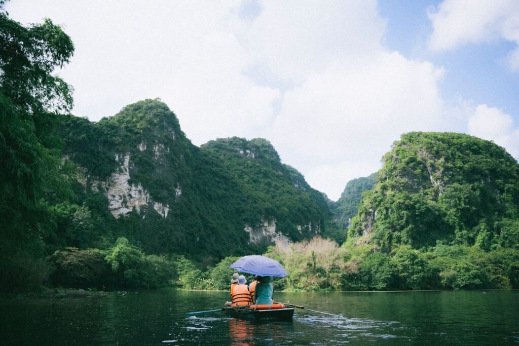 Boottocht tussen de rotsen van Ninh Binh