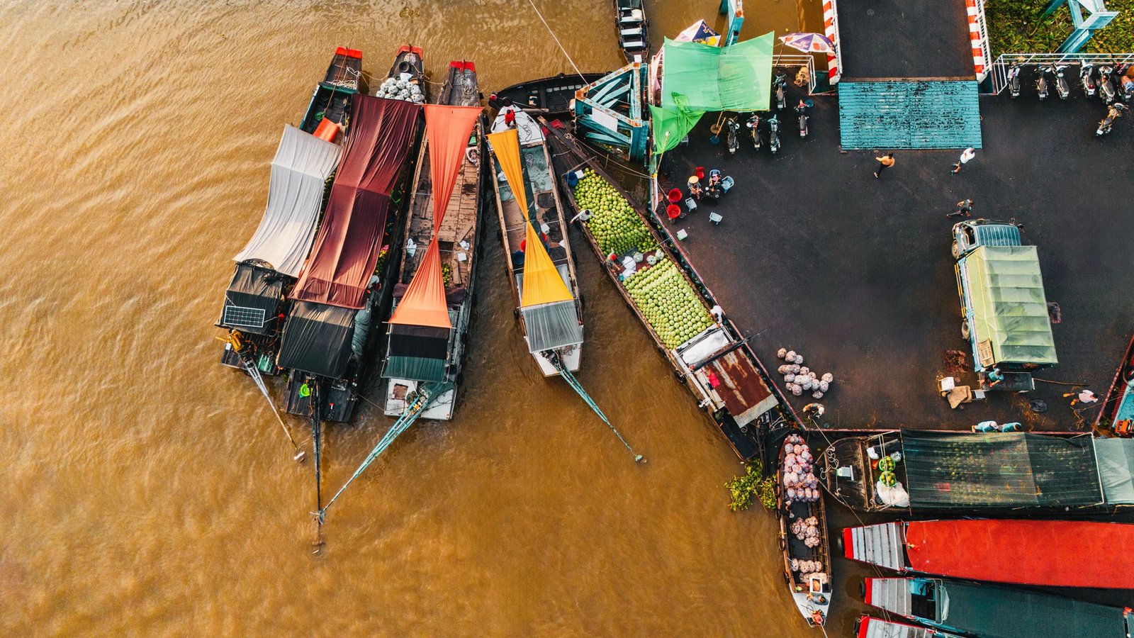 De drijvende markt van Cai Rang van bovenaf