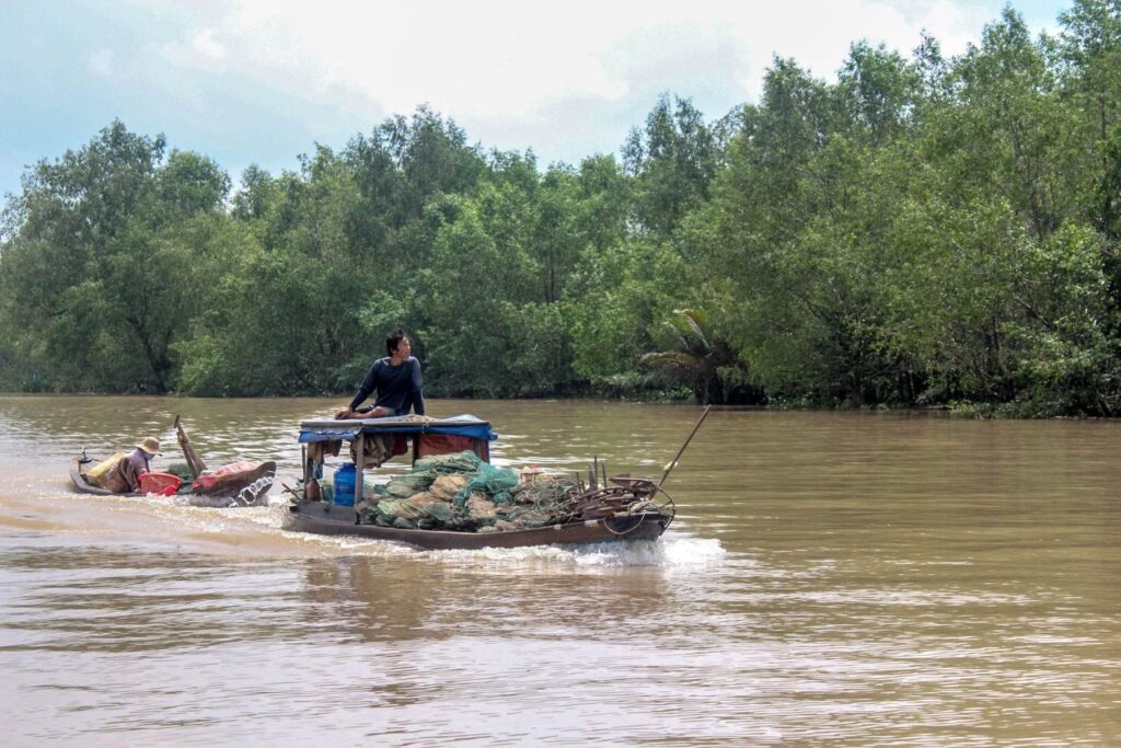 Bootje tussen het groen in de Mekongdelta