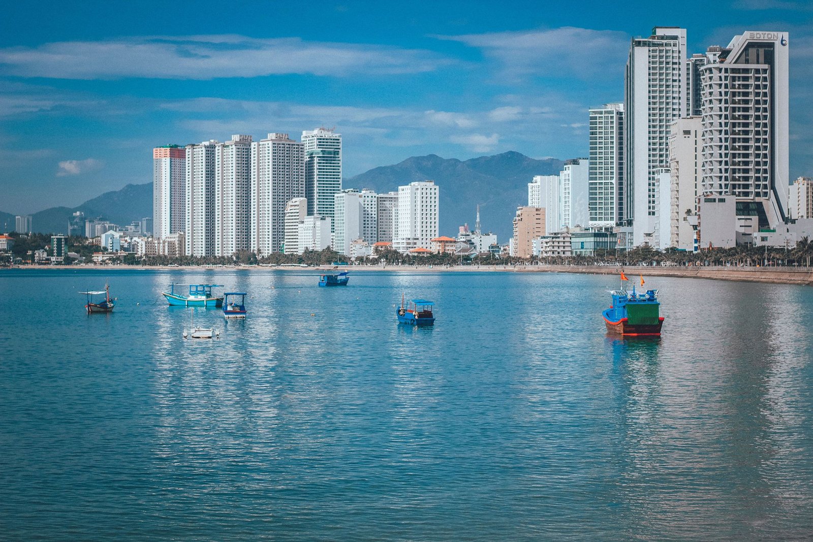 De baai van Nha Trang met hoogbouw