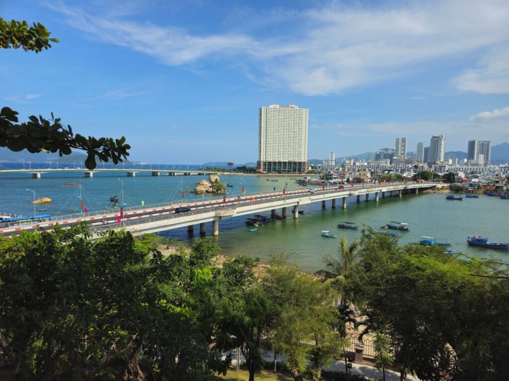Brug en kust in Nha Trang