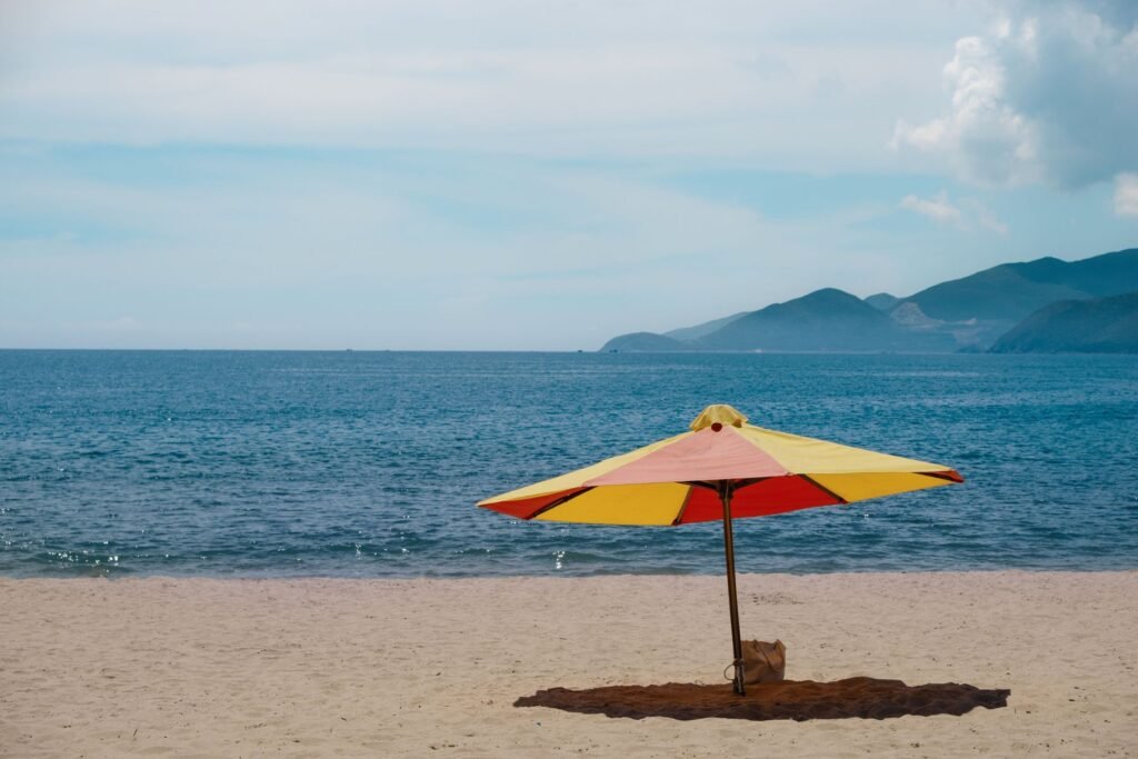 Strand met parasol in Nha Trang