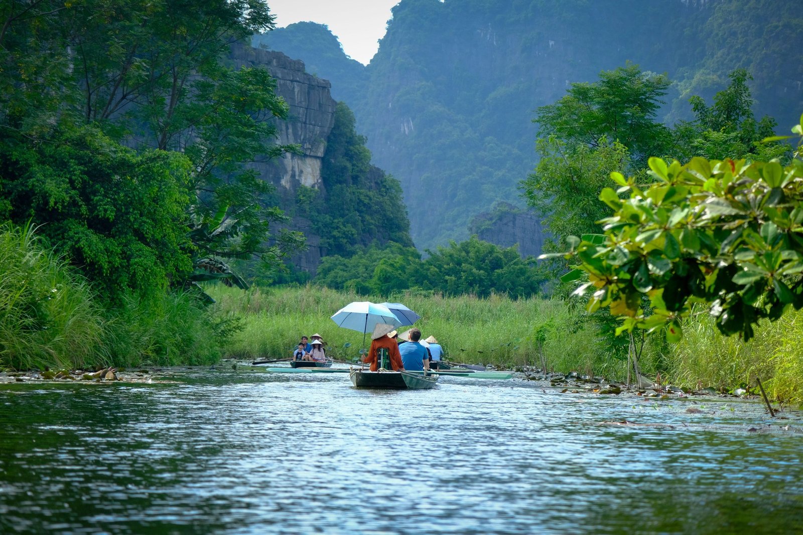 Rivier tussen de kalksteenrotsen van Ninh Binh