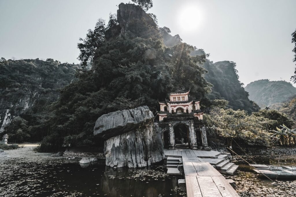 Tempelpoort tussen de rotsen in Ninh Binh