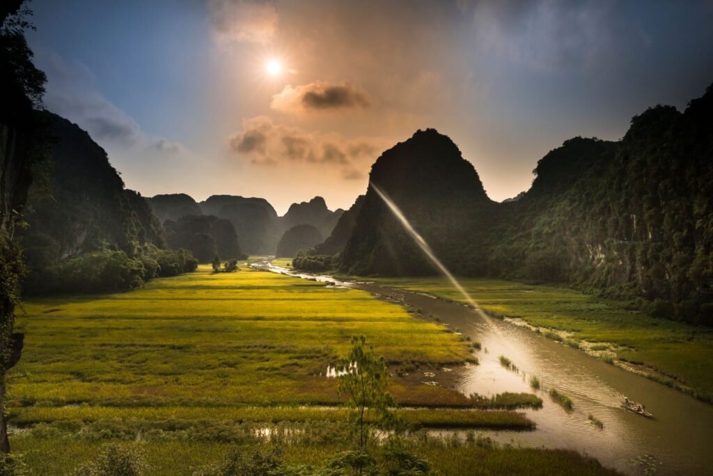 Rijstvelden tussen de rotsen bij Ninh Binh