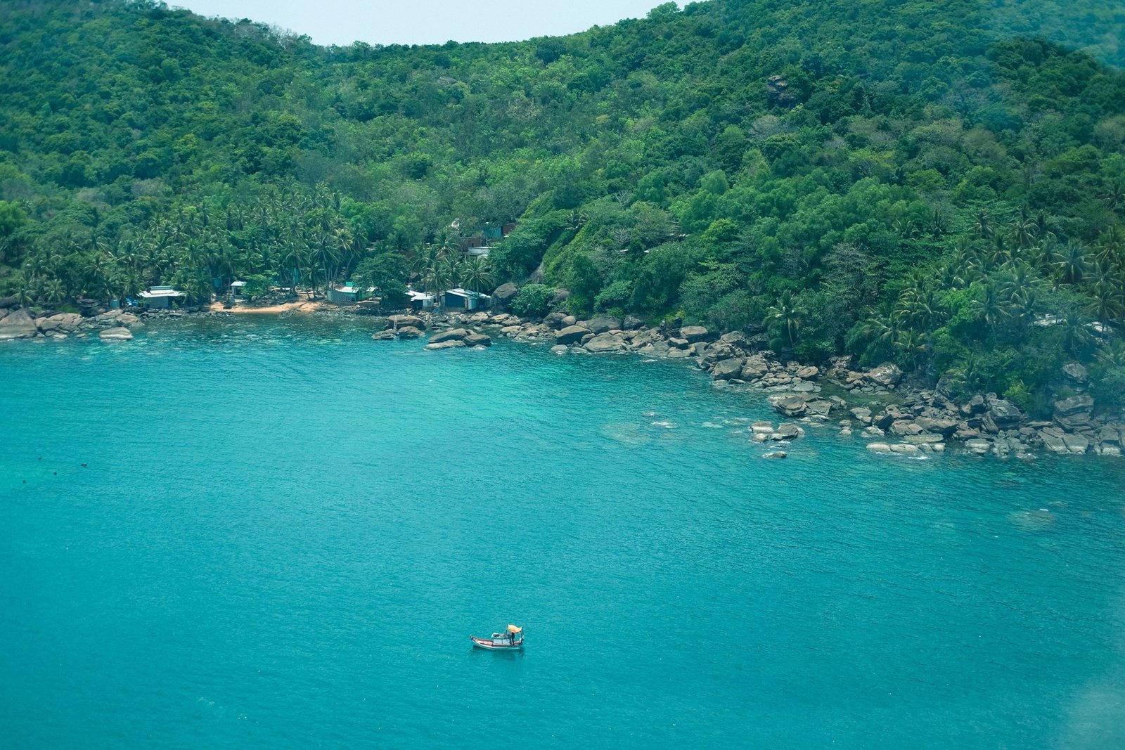 Groene kust en blauw water van Phu Quoc