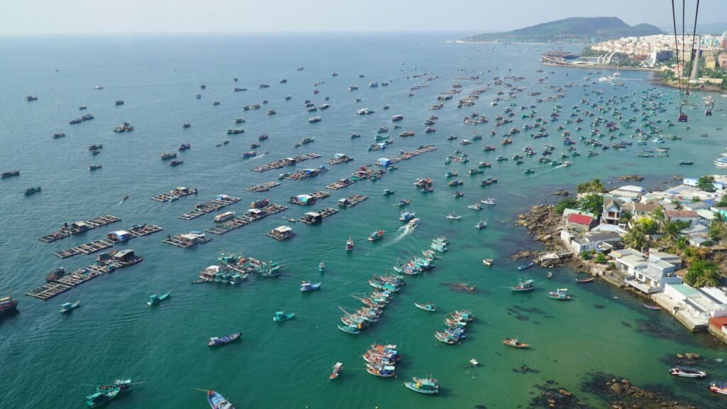 Vissersboten voor de kust van Phu Quoc