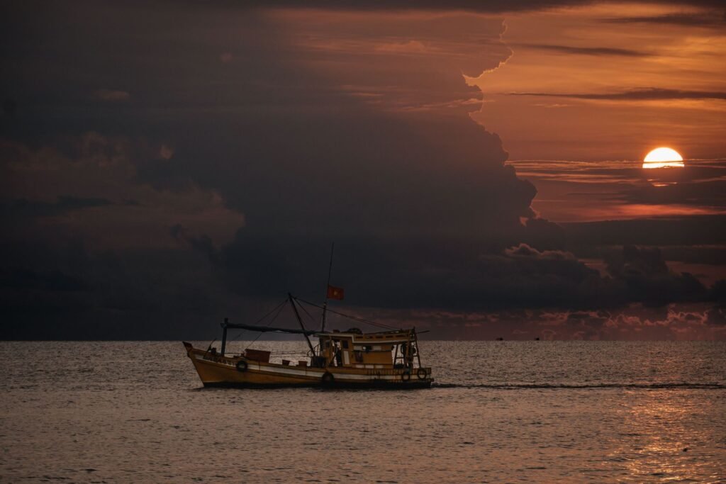 Vissersboot bij zonsondergang op Phu Quoc
