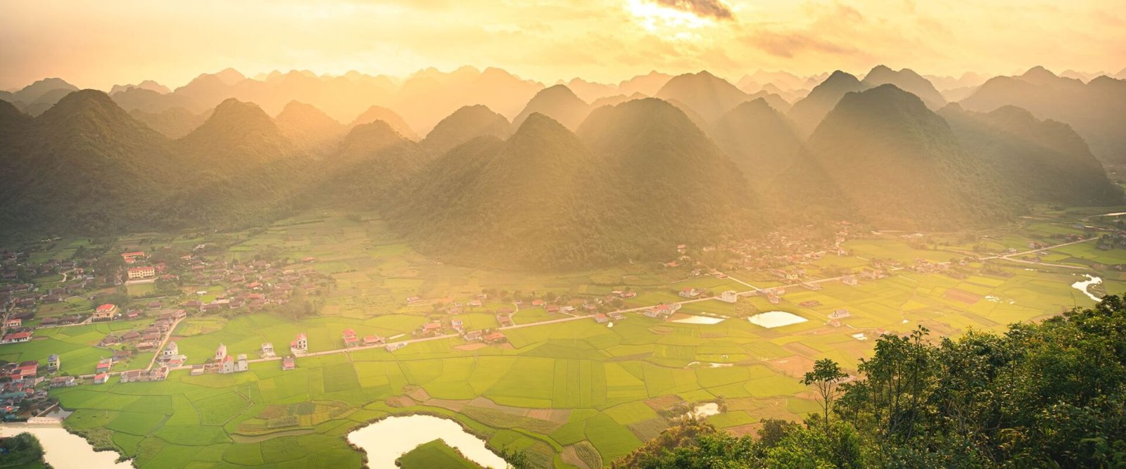 Zonsopkomst boven velden en bergen in Vietnam