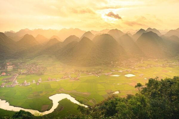 Zonsopkomst boven velden en bergen in Vietnam