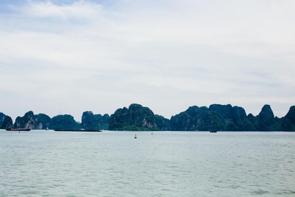 Halong Bay onder een lichte lucht