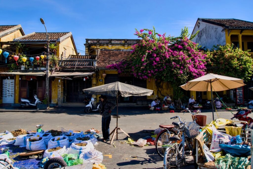 Gevels met bougainvillea in Hoi An