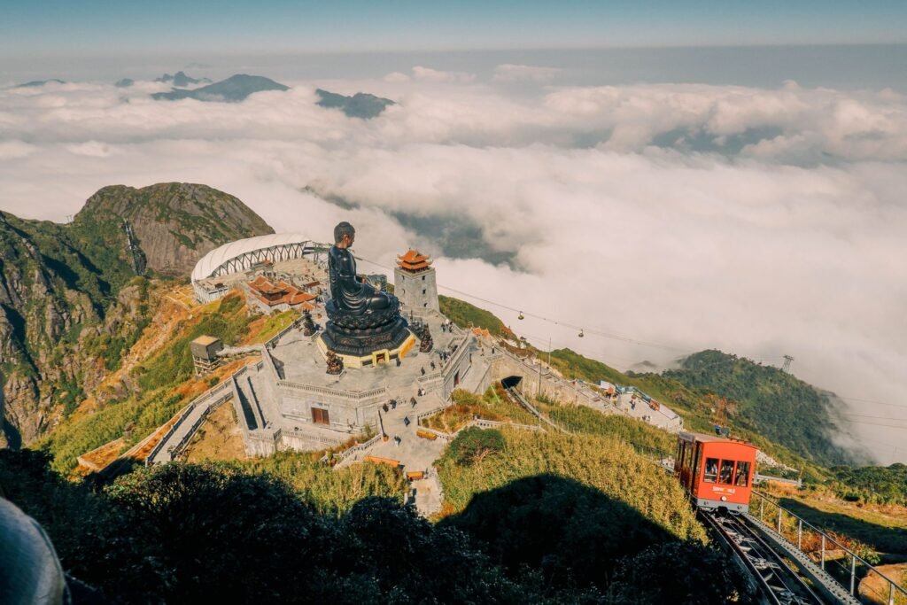 De top van Fansipan boven de wolken