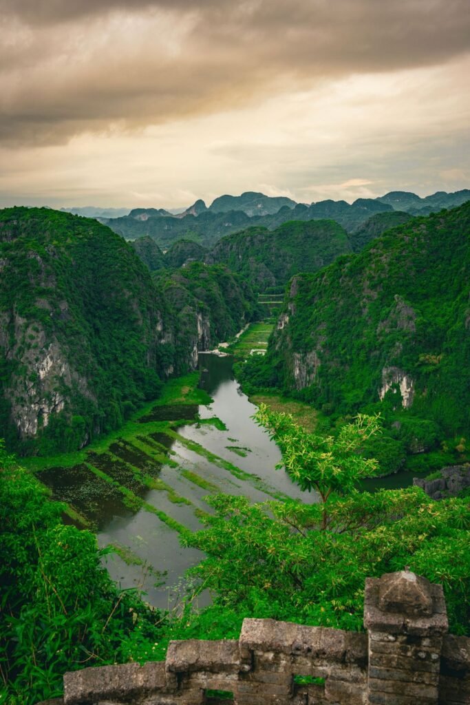 Groen karstlandschap bij Tam Coc in Ninh Binh